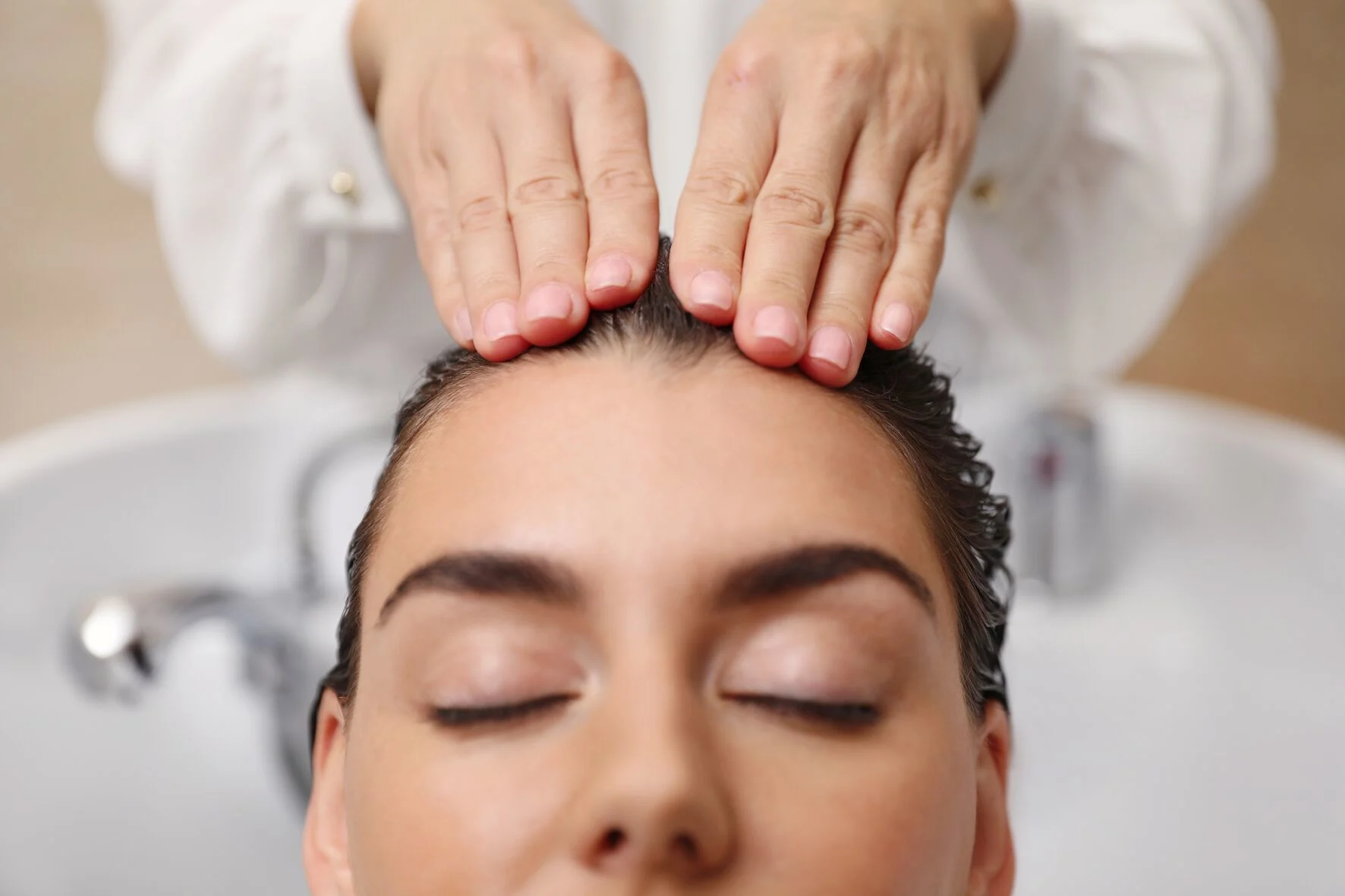 Foto van hairstylist die haarmasker aanbrengt