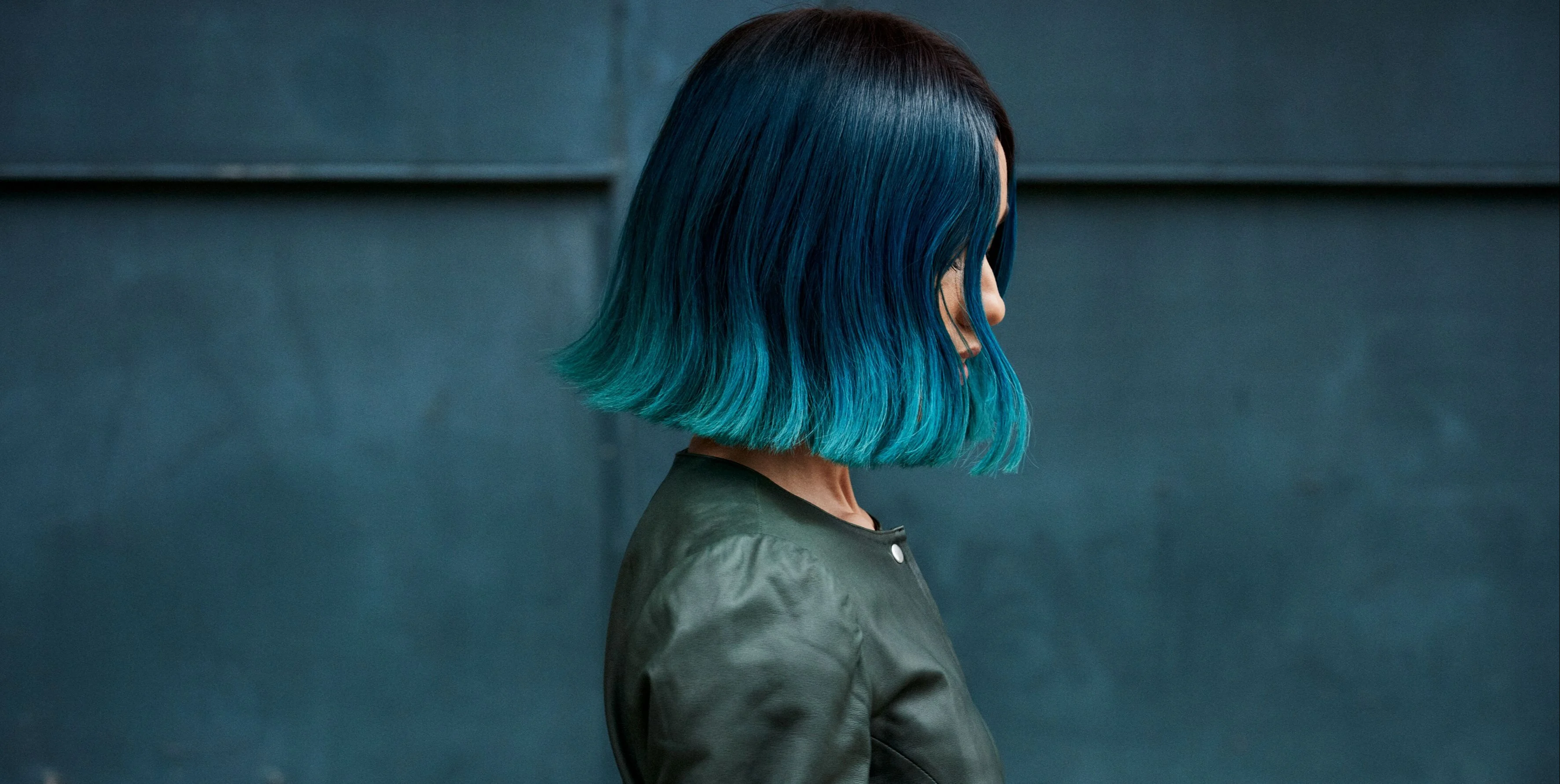 Foto van model met blauw haar uit haartrends voor de zomer