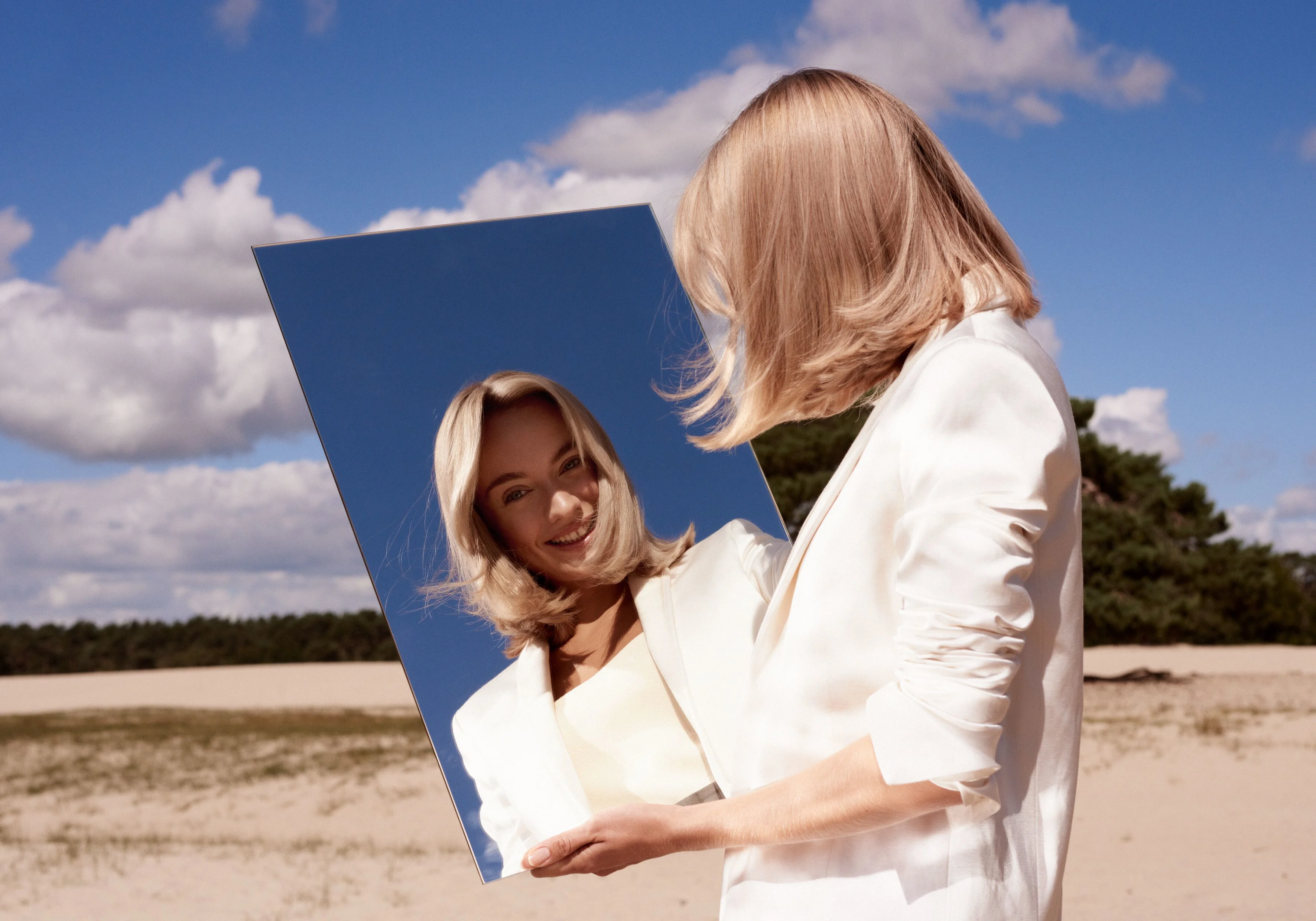 Foto van blond model met kort volumineus haar