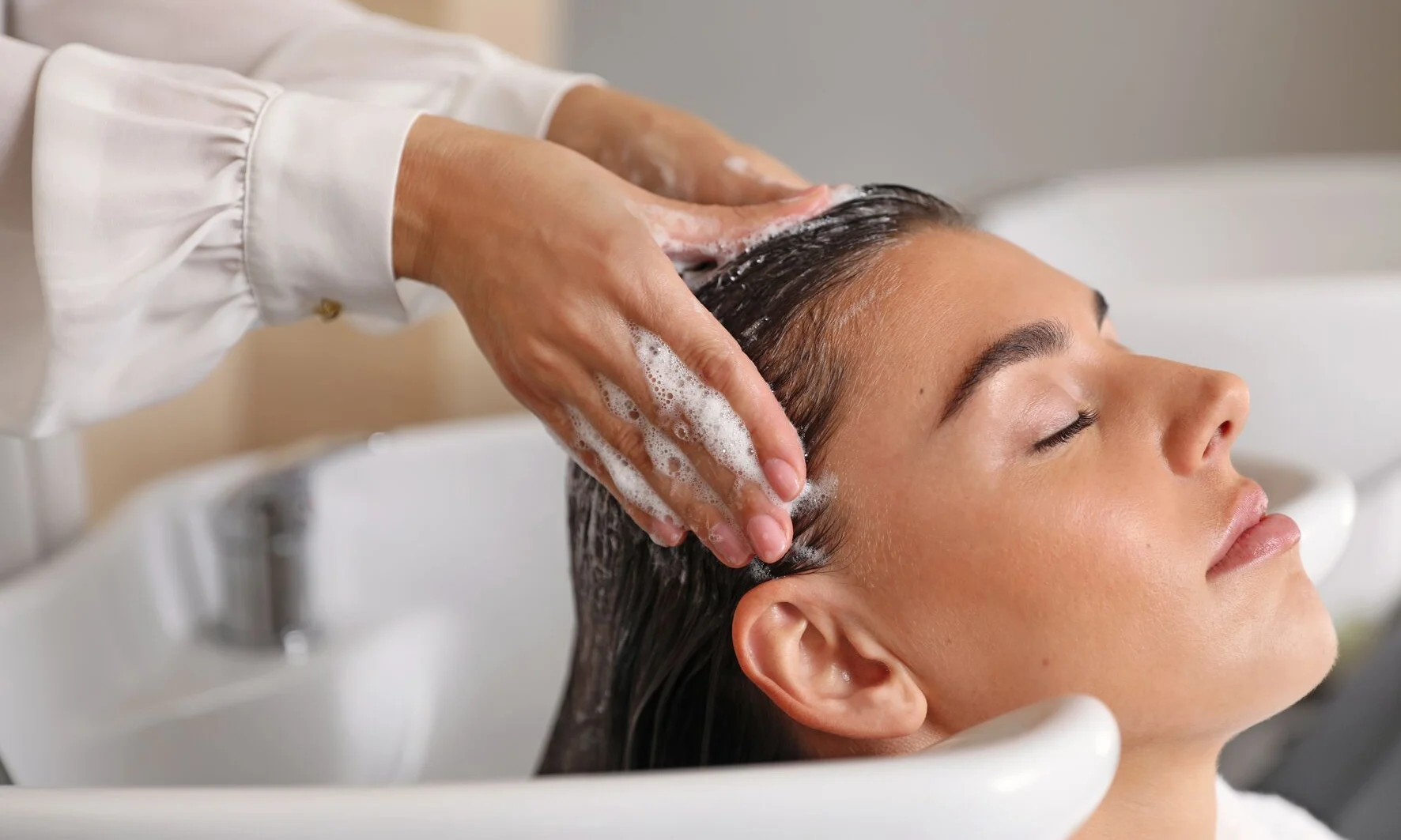 Haren worden gewassen met de Care Derma producten